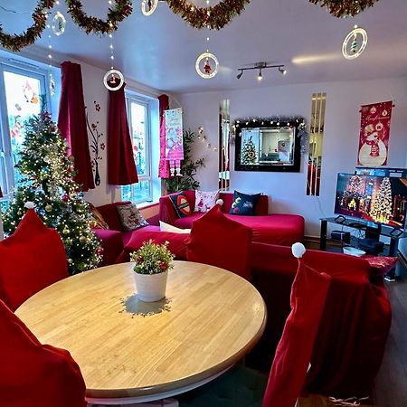 London 2 Bed 2 Bath Apartment Holiday Home - Free Parking - 3Min Walk To The Train Station - 19Min To London Liverpool Street 5Min To Victoria Line 1Gb Broadband Super Fast Internet Ground Floor 100S Of Shops Restaurants Bakeries 24-Hour Asda Superst エクステリア 写真