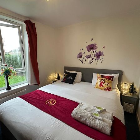 London 2 Bed 2 Bath Apartment Holiday Home - Free Parking - 3Min Walk To The Train Station - 19Min To London Liverpool Street 5Min To Victoria Line 1Gb Broadband Super Fast Internet Ground Floor 100S Of Shops Restaurants Bakeries 24-Hour Asda Superst エクステリア 写真