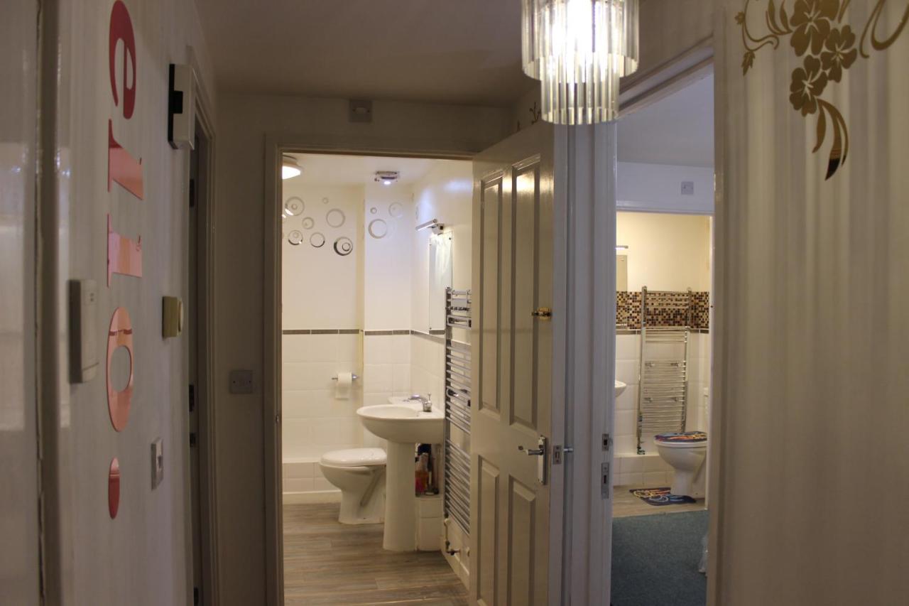 London 2 Bed 2 Bath Apartment Holiday Home - Free Parking - 3Min Walk To The Train Station - 19Min To London Liverpool Street 5Min To Victoria Line 1Gb Broadband Super Fast Internet Ground Floor 100S Of Shops Restaurants Bakeries 24-Hour Asda Superst エクステリア 写真