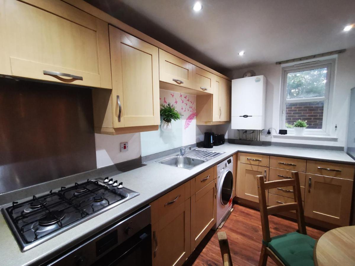 London 2 Bed 2 Bath Apartment Holiday Home - Free Parking - 3Min Walk To The Train Station - 19Min To London Liverpool Street 5Min To Victoria Line 1Gb Broadband Super Fast Internet Ground Floor 100S Of Shops Restaurants Bakeries 24-Hour Asda Superst エクステリア 写真