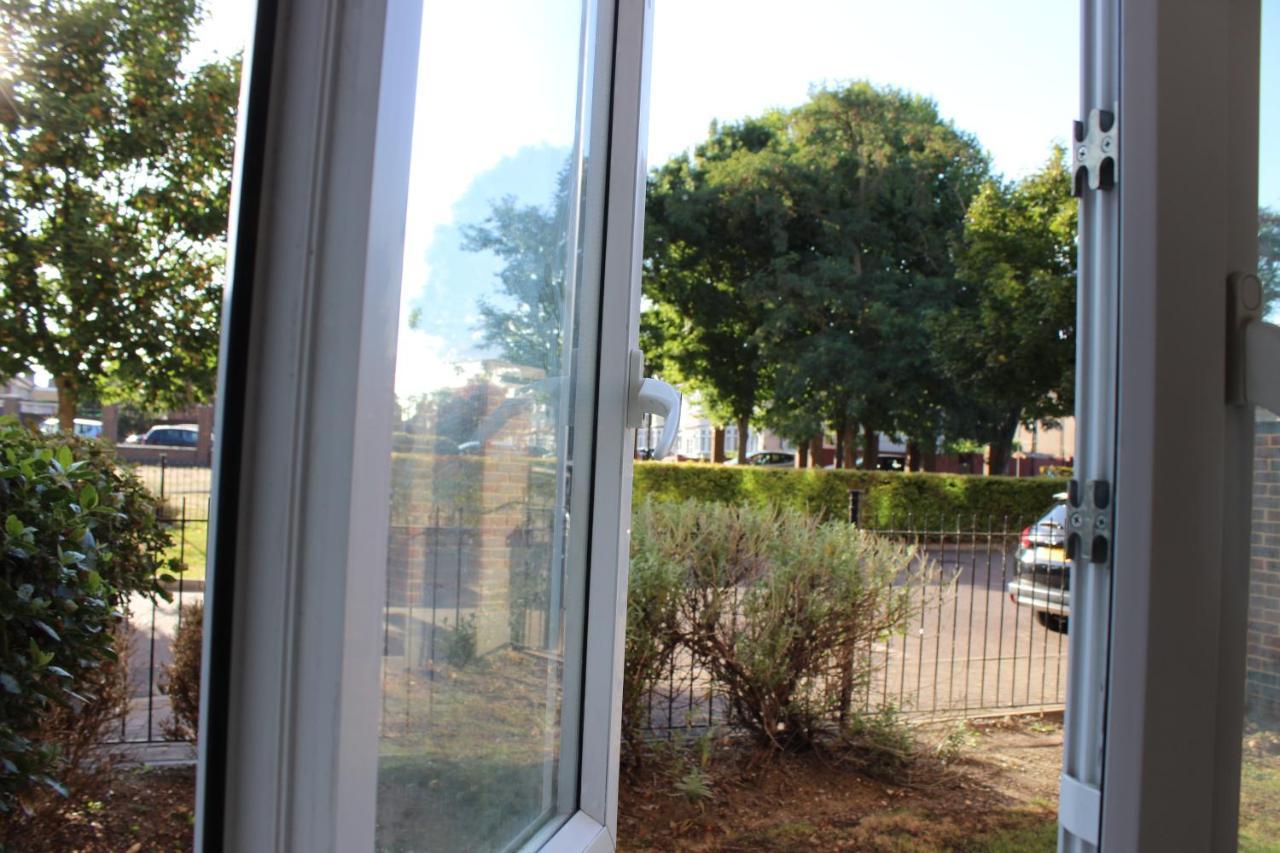 London 2 Bed 2 Bath Apartment Holiday Home - Free Parking - 3Min Walk To The Train Station - 19Min To London Liverpool Street 5Min To Victoria Line 1Gb Broadband Super Fast Internet Ground Floor 100S Of Shops Restaurants Bakeries 24-Hour Asda Superst エクステリア 写真