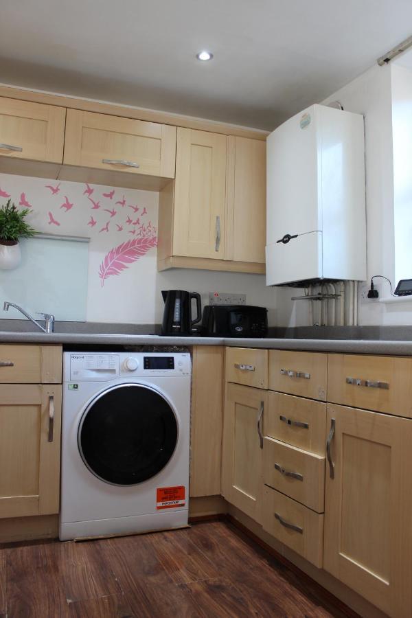 London 2 Bed 2 Bath Apartment Holiday Home - Free Parking - 3Min Walk To The Train Station - 19Min To London Liverpool Street 5Min To Victoria Line 1Gb Broadband Super Fast Internet Ground Floor 100S Of Shops Restaurants Bakeries 24-Hour Asda Superst エクステリア 写真
