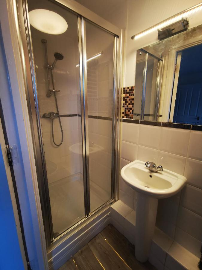 London 2 Bed 2 Bath Apartment Holiday Home - Free Parking - 3Min Walk To The Train Station - 19Min To London Liverpool Street 5Min To Victoria Line 1Gb Broadband Super Fast Internet Ground Floor 100S Of Shops Restaurants Bakeries 24-Hour Asda Superst エクステリア 写真