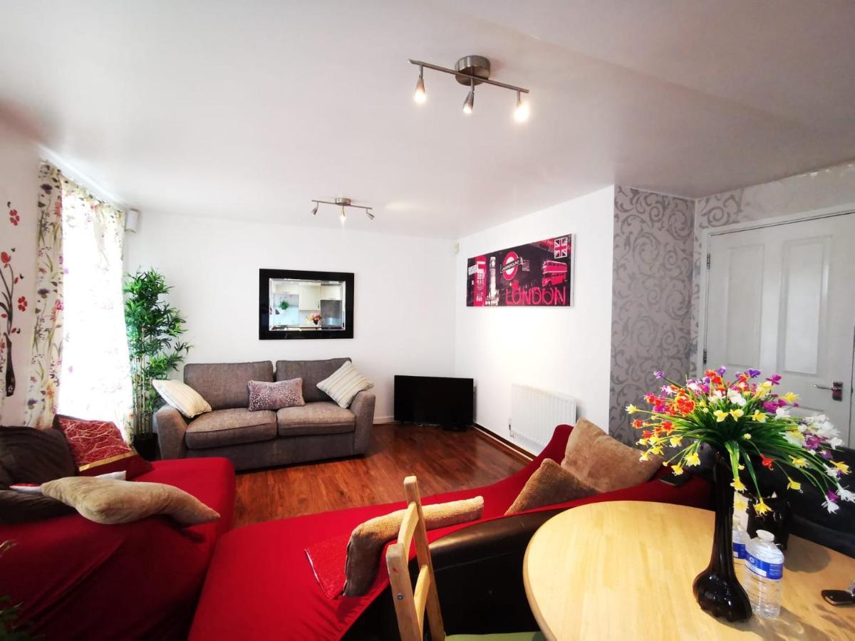 London 2 Bed 2 Bath Apartment Holiday Home - Free Parking - 3Min Walk To The Train Station - 19Min To London Liverpool Street 5Min To Victoria Line 1Gb Broadband Super Fast Internet Ground Floor 100S Of Shops Restaurants Bakeries 24-Hour Asda Superst エクステリア 写真