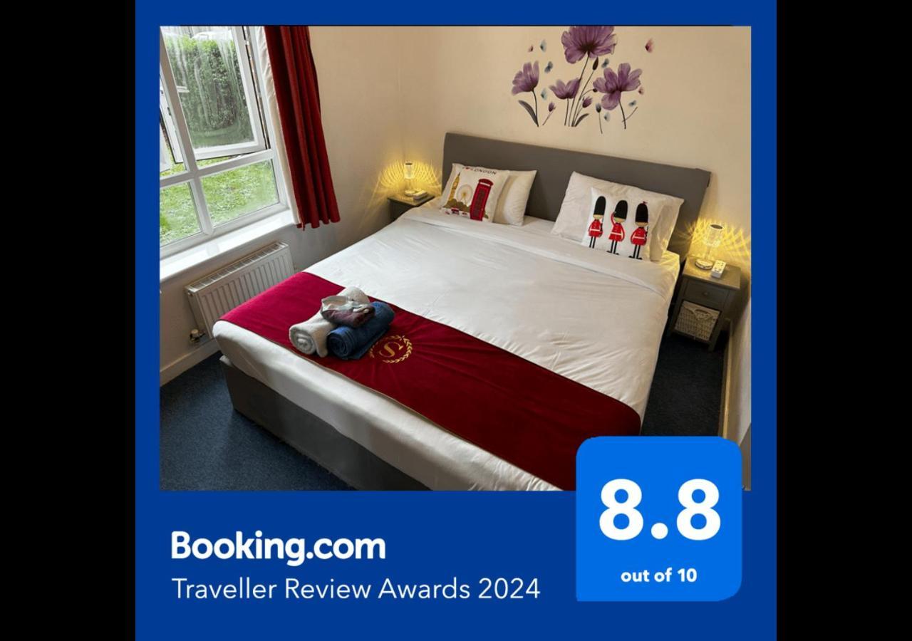 London 2 Bed 2 Bath Apartment Holiday Home - Free Parking - 3Min Walk To The Train Station - 19Min To London Liverpool Street 5Min To Victoria Line 1Gb Broadband Super Fast Internet Ground Floor 100S Of Shops Restaurants Bakeries 24-Hour Asda Superst エクステリア 写真