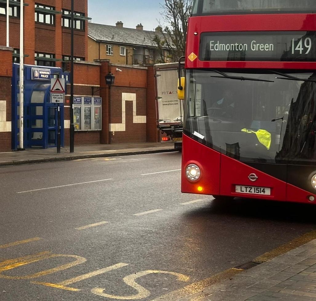 London 2 Bed 2 Bath Apartment Holiday Home - Free Parking - 3Min Walk To The Train Station - 19Min To London Liverpool Street 5Min To Victoria Line 1Gb Broadband Super Fast Internet Ground Floor 100S Of Shops Restaurants Bakeries 24-Hour Asda Superst エクステリア 写真