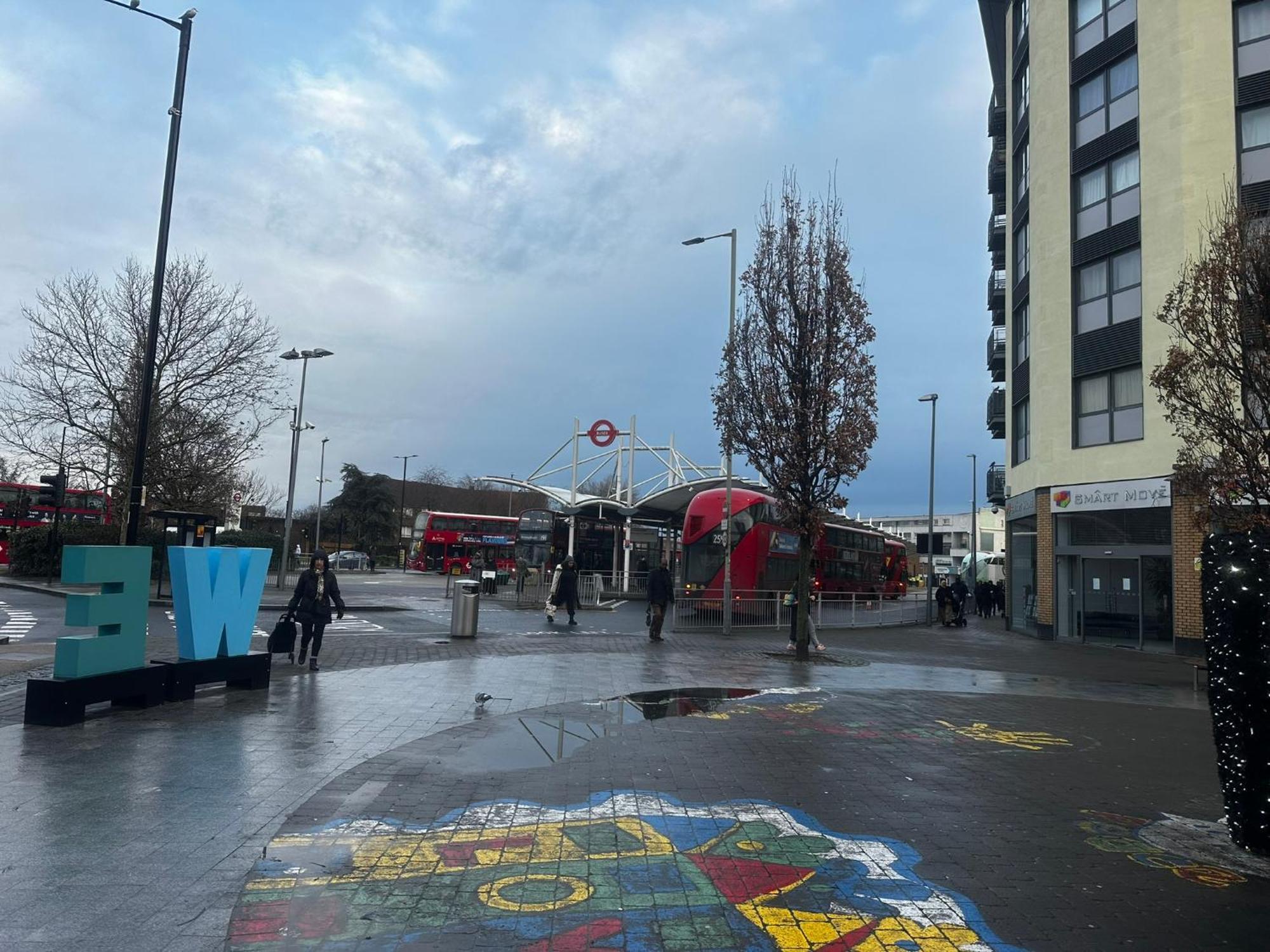 London 2 Bed 2 Bath Apartment Holiday Home - Free Parking - 3Min Walk To The Train Station - 19Min To London Liverpool Street 5Min To Victoria Line 1Gb Broadband Super Fast Internet Ground Floor 100S Of Shops Restaurants Bakeries 24-Hour Asda Superst エクステリア 写真