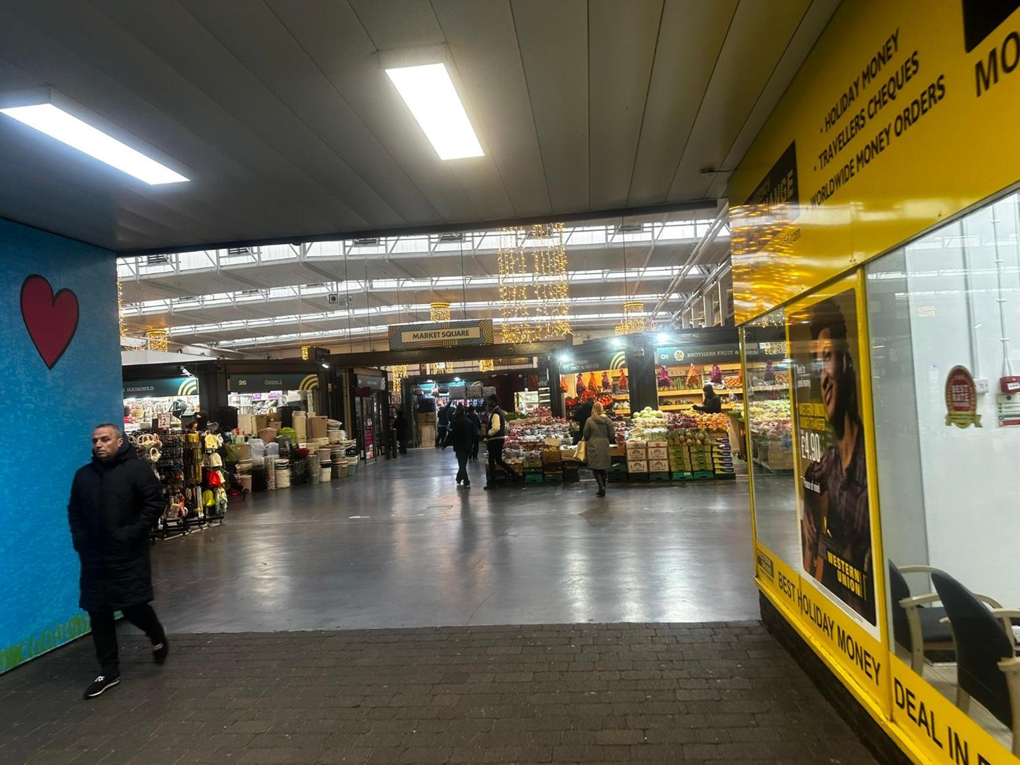 London 2 Bed 2 Bath Apartment Holiday Home - Free Parking - 3Min Walk To The Train Station - 19Min To London Liverpool Street 5Min To Victoria Line 1Gb Broadband Super Fast Internet Ground Floor 100S Of Shops Restaurants Bakeries 24-Hour Asda Superst エクステリア 写真