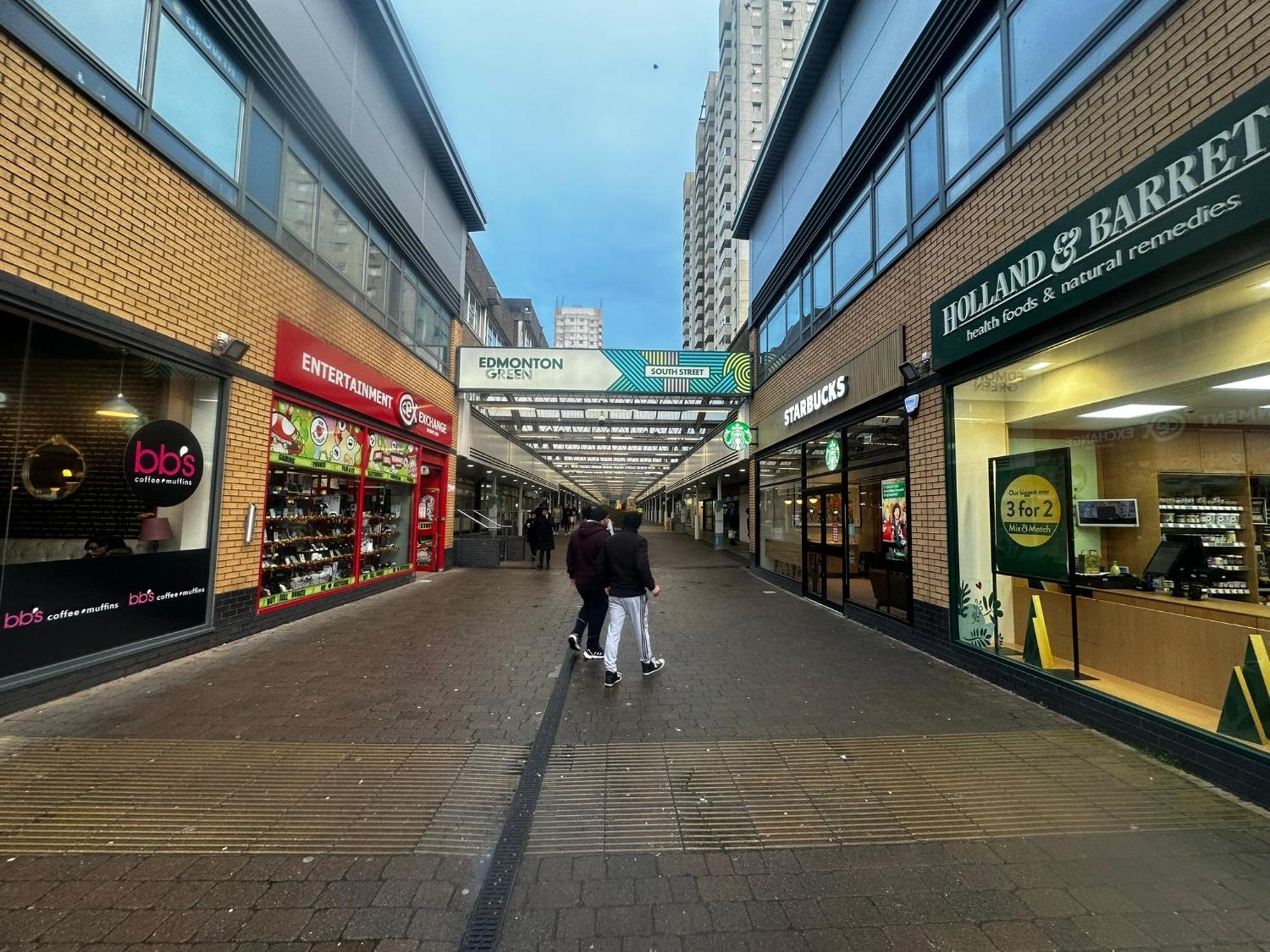 London 2 Bed 2 Bath Apartment Holiday Home - Free Parking - 3Min Walk To The Train Station - 19Min To London Liverpool Street 5Min To Victoria Line 1Gb Broadband Super Fast Internet Ground Floor 100S Of Shops Restaurants Bakeries 24-Hour Asda Superst エクステリア 写真