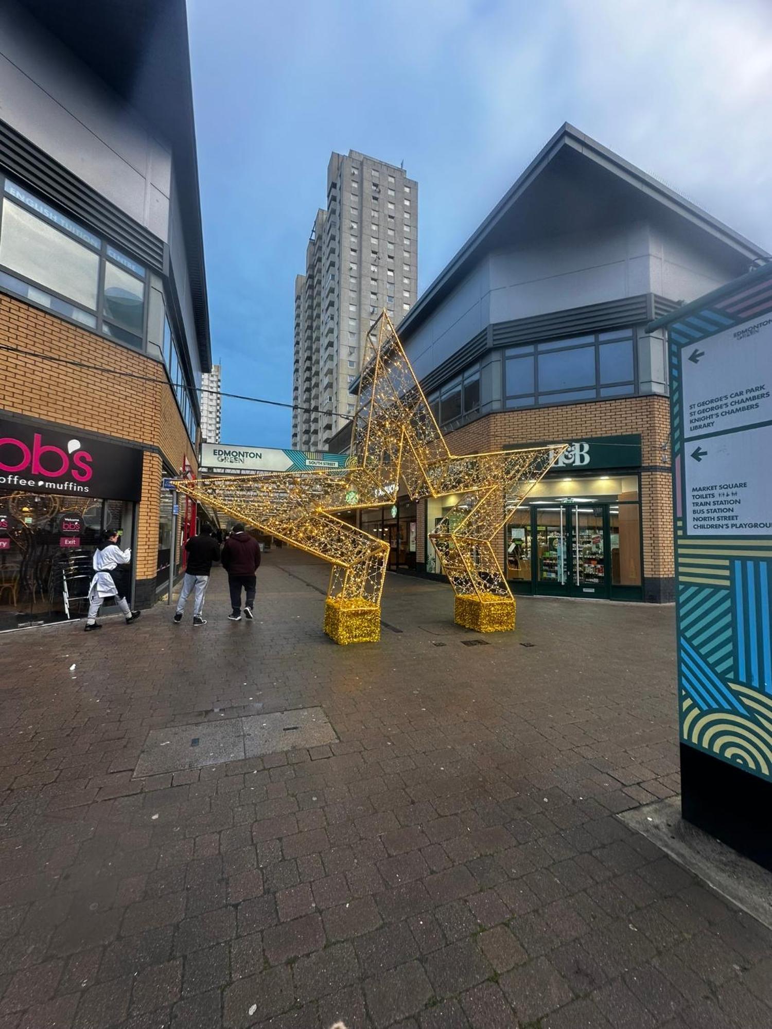 London 2 Bed 2 Bath Apartment Holiday Home - Free Parking - 3Min Walk To The Train Station - 19Min To London Liverpool Street 5Min To Victoria Line 1Gb Broadband Super Fast Internet Ground Floor 100S Of Shops Restaurants Bakeries 24-Hour Asda Superst エクステリア 写真