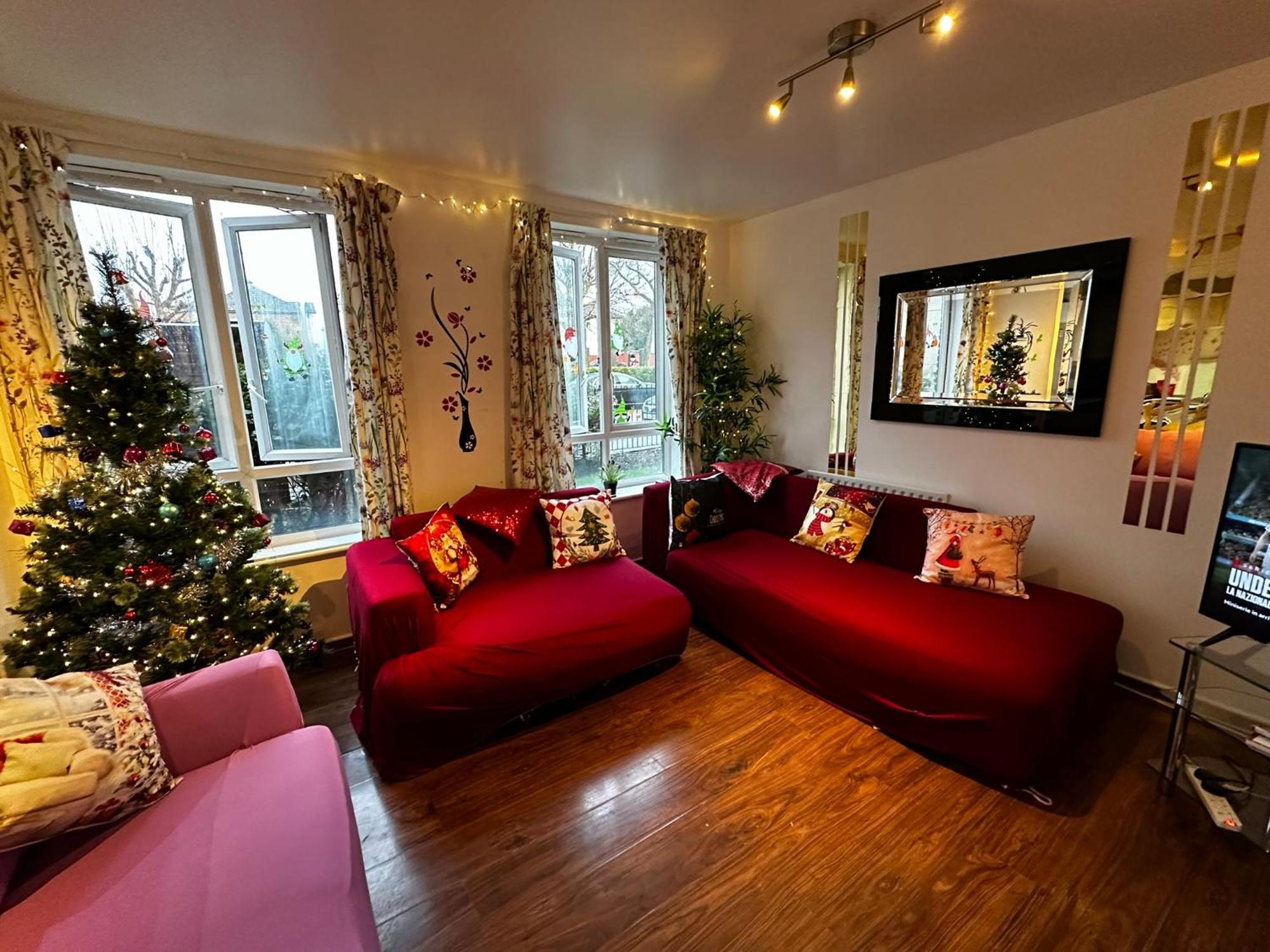 London 2 Bed 2 Bath Apartment Holiday Home - Free Parking - 3Min Walk To The Train Station - 19Min To London Liverpool Street 5Min To Victoria Line 1Gb Broadband Super Fast Internet Ground Floor 100S Of Shops Restaurants Bakeries 24-Hour Asda Superst エクステリア 写真