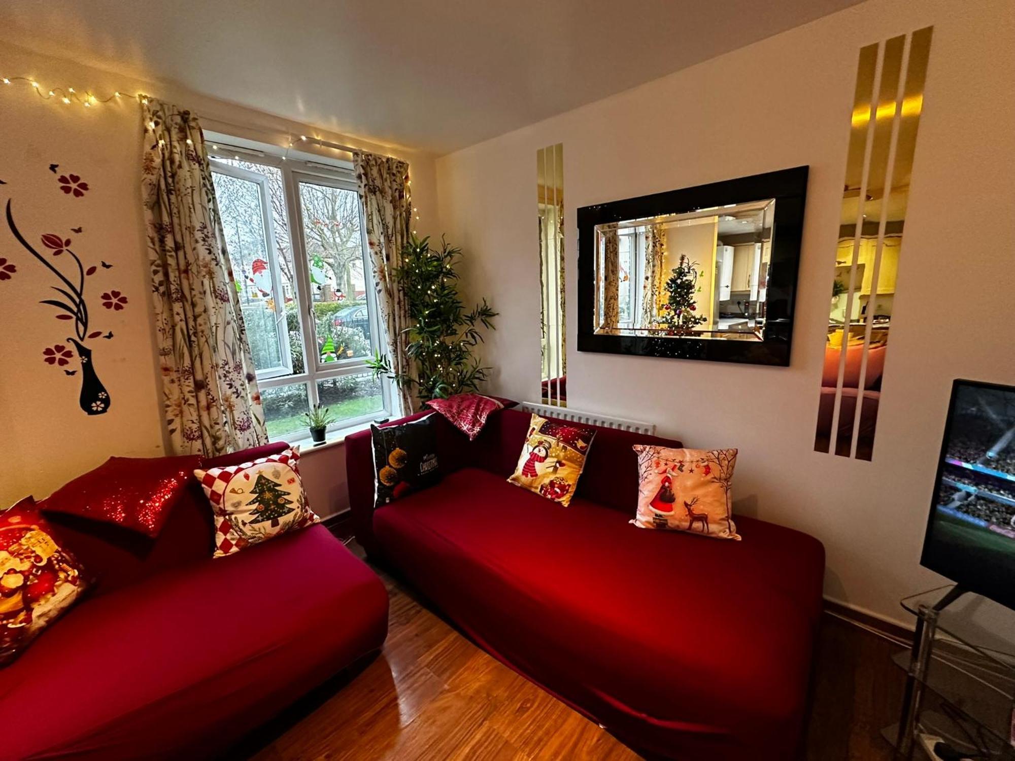 London 2 Bed 2 Bath Apartment Holiday Home - Free Parking - 3Min Walk To The Train Station - 19Min To London Liverpool Street 5Min To Victoria Line 1Gb Broadband Super Fast Internet Ground Floor 100S Of Shops Restaurants Bakeries 24-Hour Asda Superst エクステリア 写真