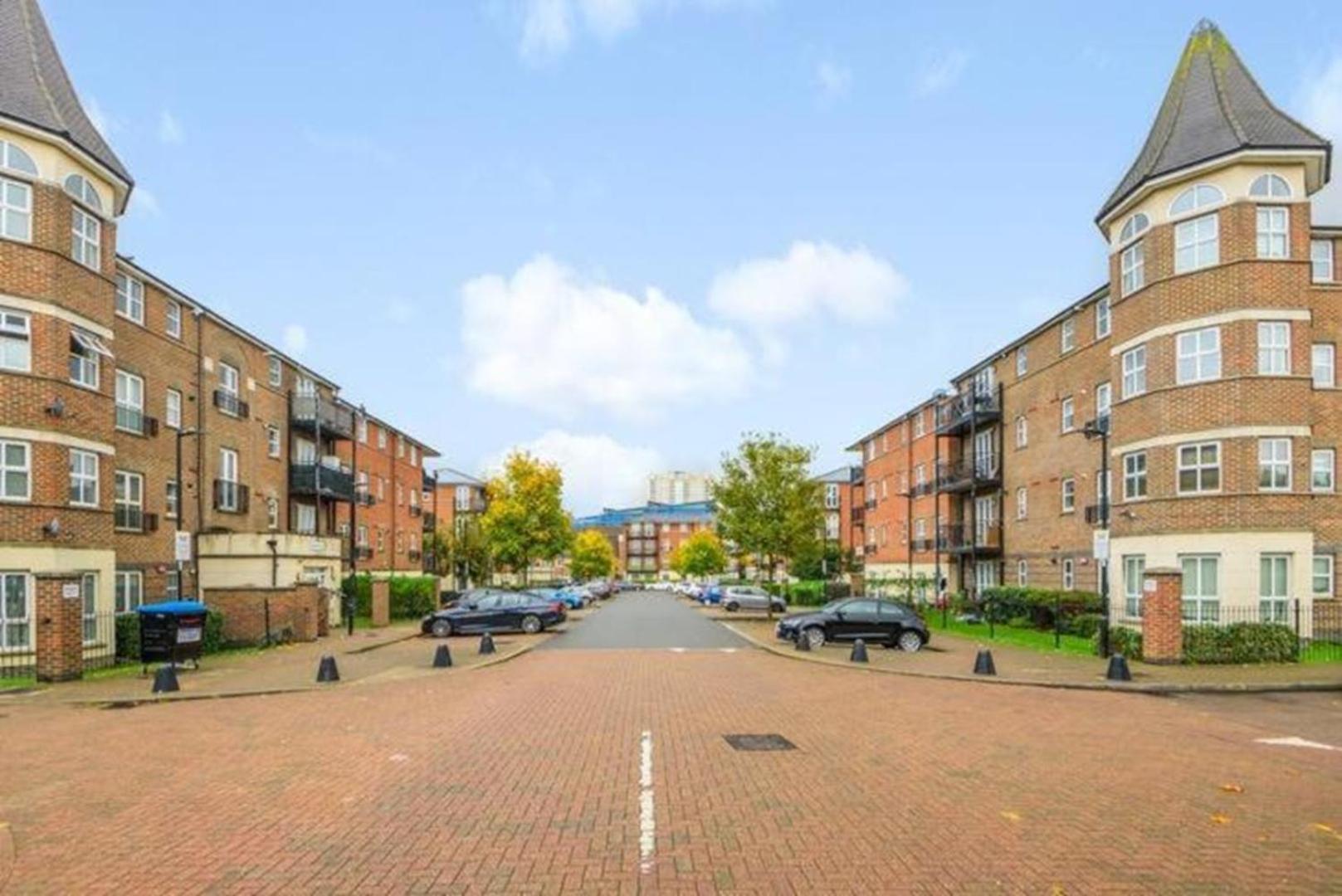 London 2 Bed 2 Bath Apartment Holiday Home - Free Parking - 3Min Walk To The Train Station - 19Min To London Liverpool Street 5Min To Victoria Line 1Gb Broadband Super Fast Internet Ground Floor 100S Of Shops Restaurants Bakeries 24-Hour Asda Superst エクステリア 写真