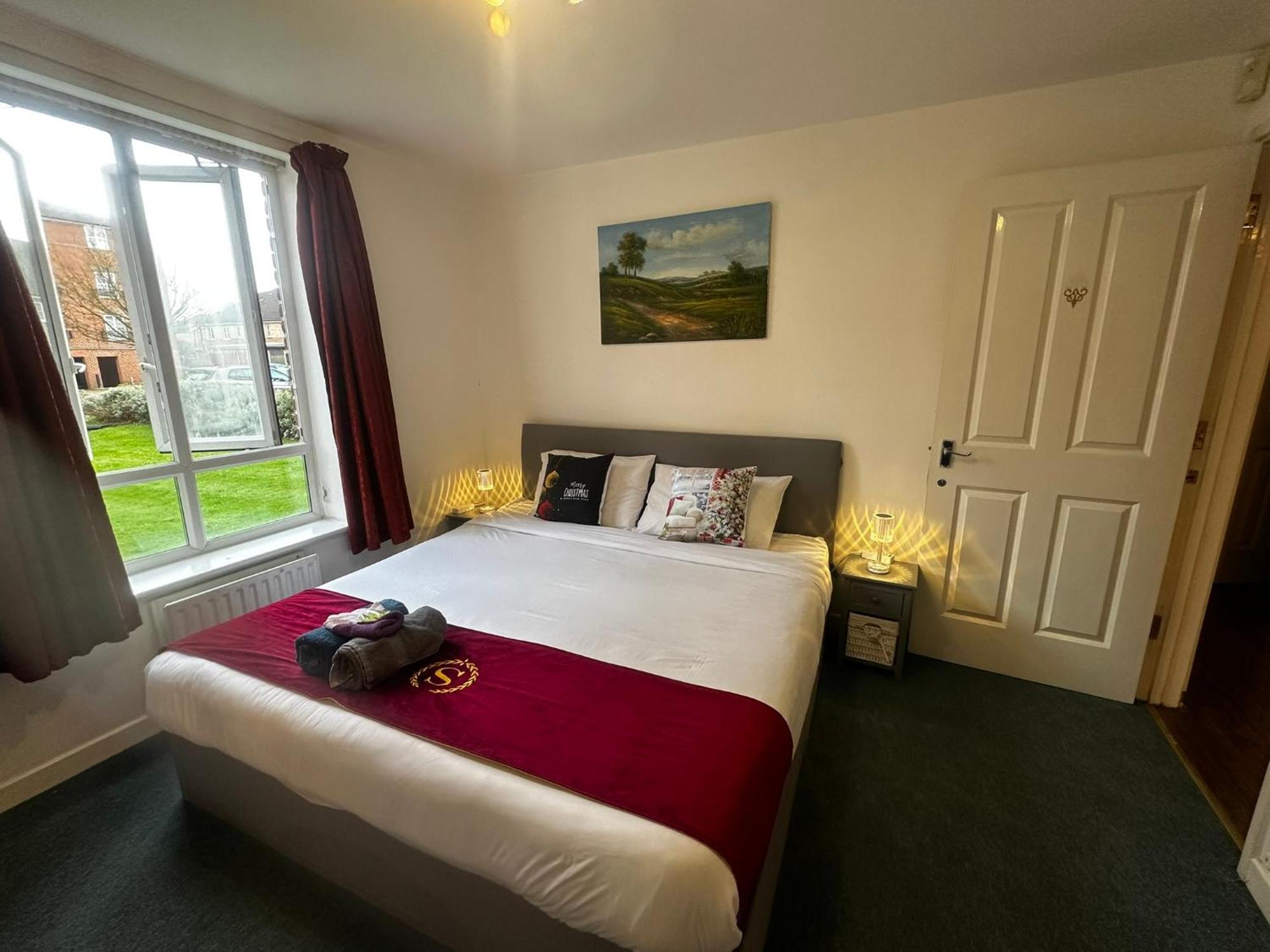 London 2 Bed 2 Bath Apartment Holiday Home - Free Parking - 3Min Walk To The Train Station - 19Min To London Liverpool Street 5Min To Victoria Line 1Gb Broadband Super Fast Internet Ground Floor 100S Of Shops Restaurants Bakeries 24-Hour Asda Superst エクステリア 写真