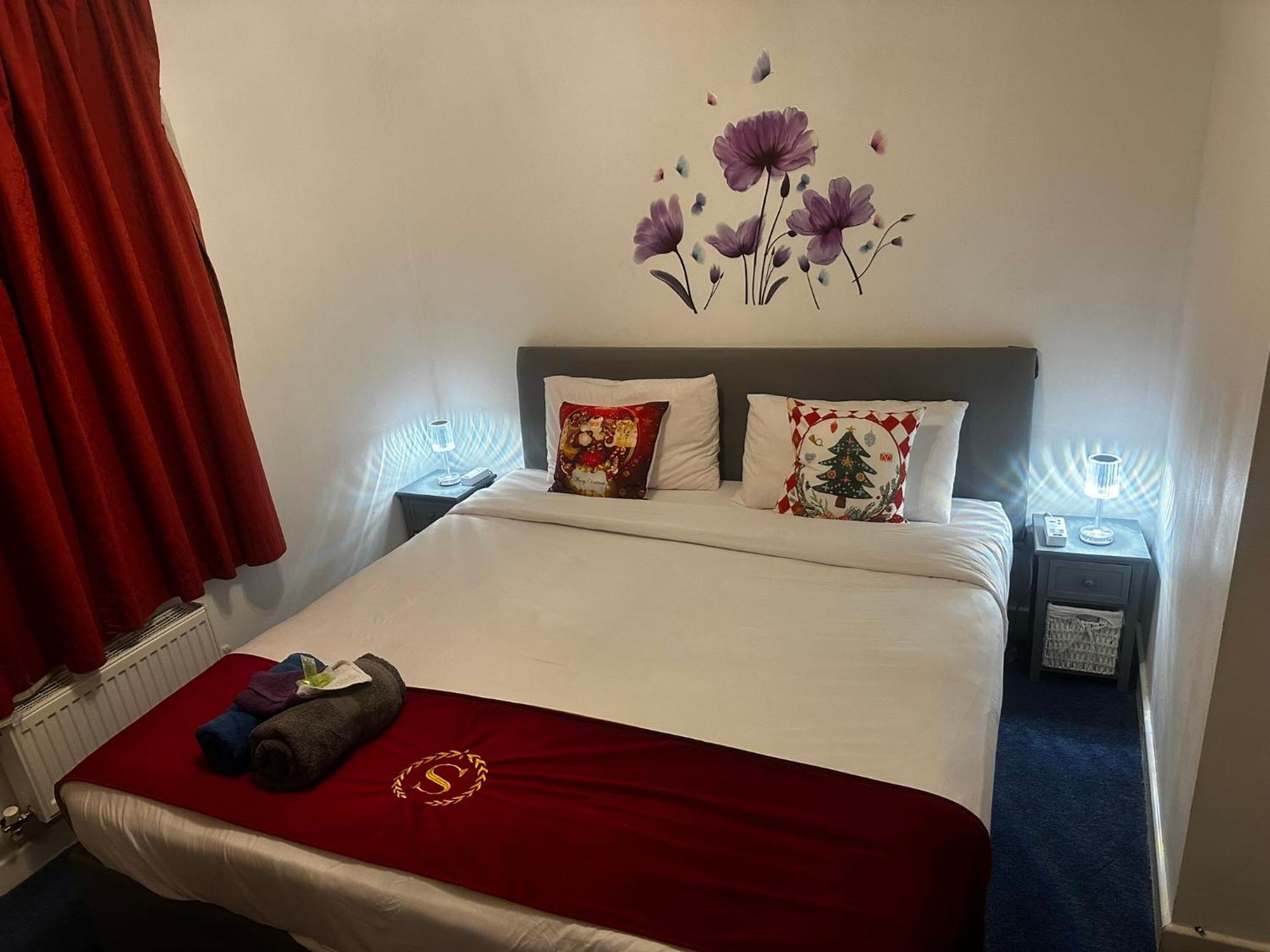 London 2 Bed 2 Bath Apartment Holiday Home - Free Parking - 3Min Walk To The Train Station - 19Min To London Liverpool Street 5Min To Victoria Line 1Gb Broadband Super Fast Internet Ground Floor 100S Of Shops Restaurants Bakeries 24-Hour Asda Superst エクステリア 写真