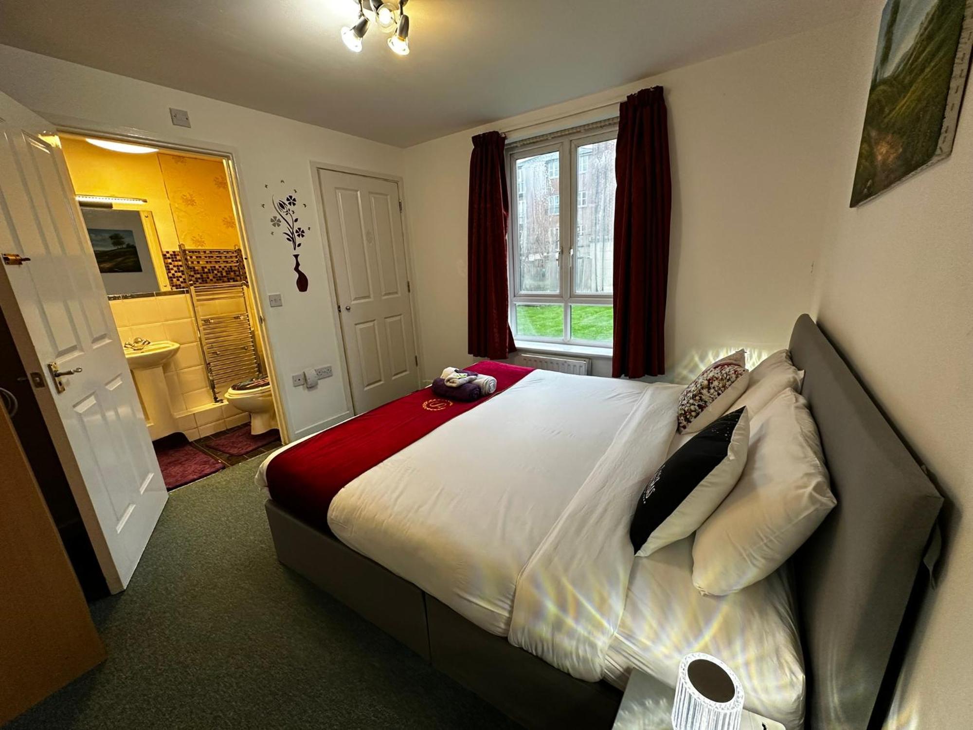London 2 Bed 2 Bath Apartment Holiday Home - Free Parking - 3Min Walk To The Train Station - 19Min To London Liverpool Street 5Min To Victoria Line 1Gb Broadband Super Fast Internet Ground Floor 100S Of Shops Restaurants Bakeries 24-Hour Asda Superst エクステリア 写真