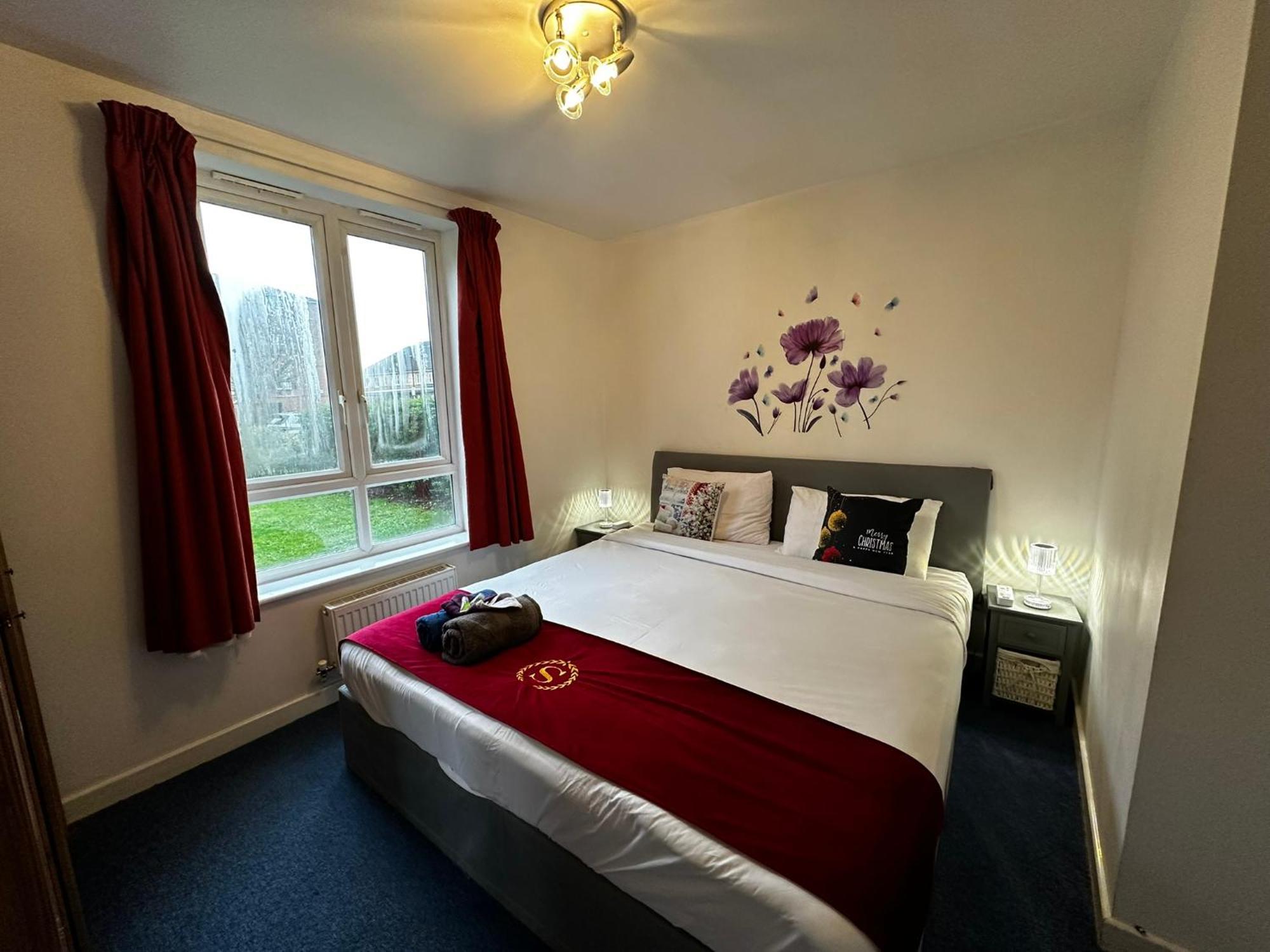 London 2 Bed 2 Bath Apartment Holiday Home - Free Parking - 3Min Walk To The Train Station - 19Min To London Liverpool Street 5Min To Victoria Line 1Gb Broadband Super Fast Internet Ground Floor 100S Of Shops Restaurants Bakeries 24-Hour Asda Superst エクステリア 写真