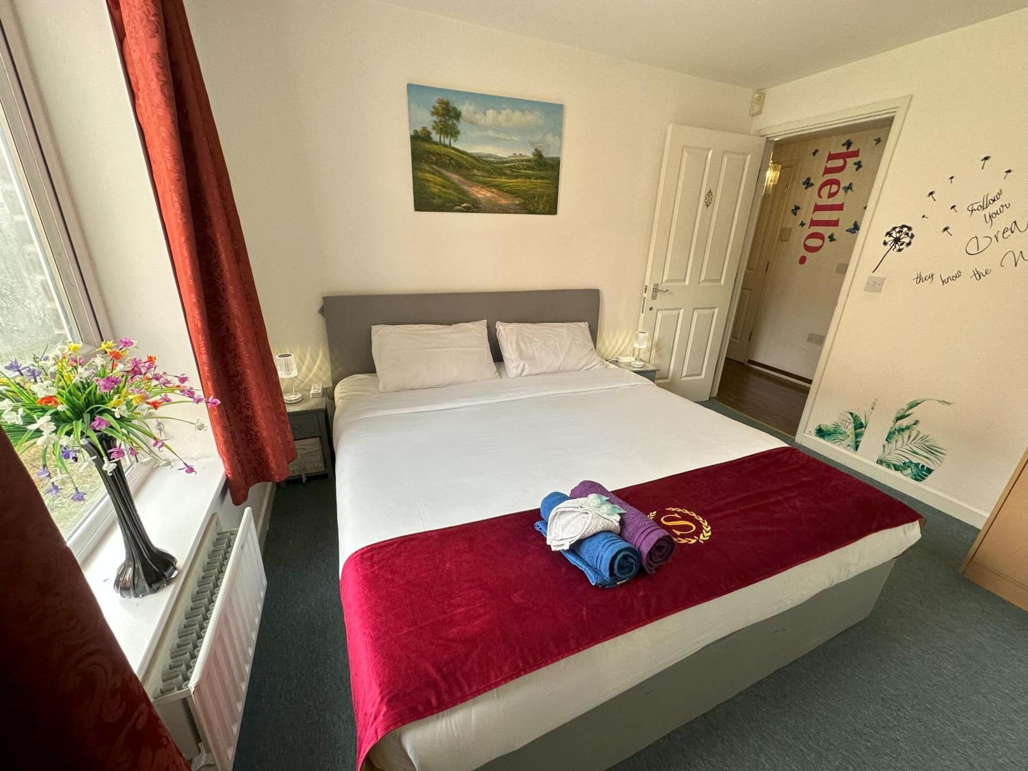 London 2 Bed 2 Bath Apartment Holiday Home - Free Parking - 3Min Walk To The Train Station - 19Min To London Liverpool Street 5Min To Victoria Line 1Gb Broadband Super Fast Internet Ground Floor 100S Of Shops Restaurants Bakeries 24-Hour Asda Superst エクステリア 写真