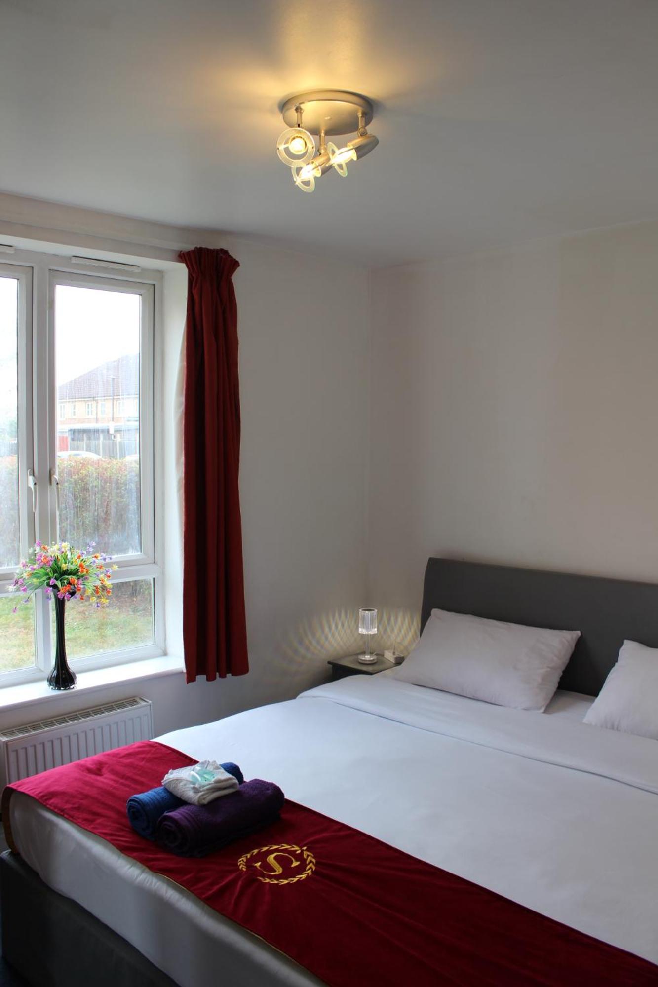 London 2 Bed 2 Bath Apartment Holiday Home - Free Parking - 3Min Walk To The Train Station - 19Min To London Liverpool Street 5Min To Victoria Line 1Gb Broadband Super Fast Internet Ground Floor 100S Of Shops Restaurants Bakeries 24-Hour Asda Superst エクステリア 写真
