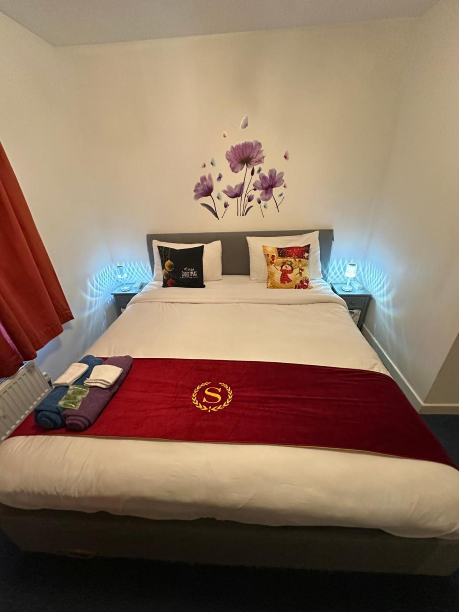 London 2 Bed 2 Bath Apartment Holiday Home - Free Parking - 3Min Walk To The Train Station - 19Min To London Liverpool Street 5Min To Victoria Line 1Gb Broadband Super Fast Internet Ground Floor 100S Of Shops Restaurants Bakeries 24-Hour Asda Superst エクステリア 写真