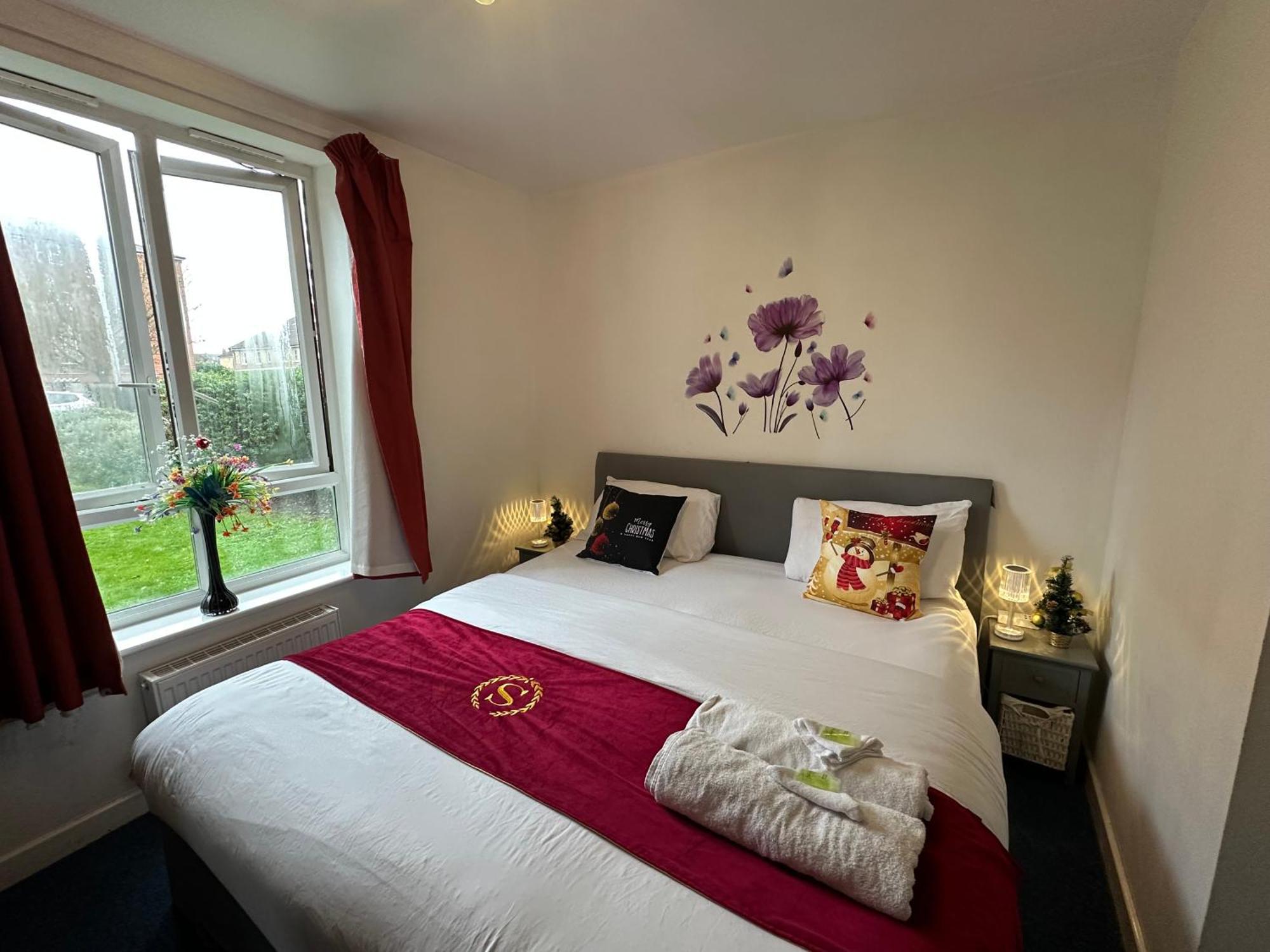 London 2 Bed 2 Bath Apartment Holiday Home - Free Parking - 3Min Walk To The Train Station - 19Min To London Liverpool Street 5Min To Victoria Line 1Gb Broadband Super Fast Internet Ground Floor 100S Of Shops Restaurants Bakeries 24-Hour Asda Superst エクステリア 写真