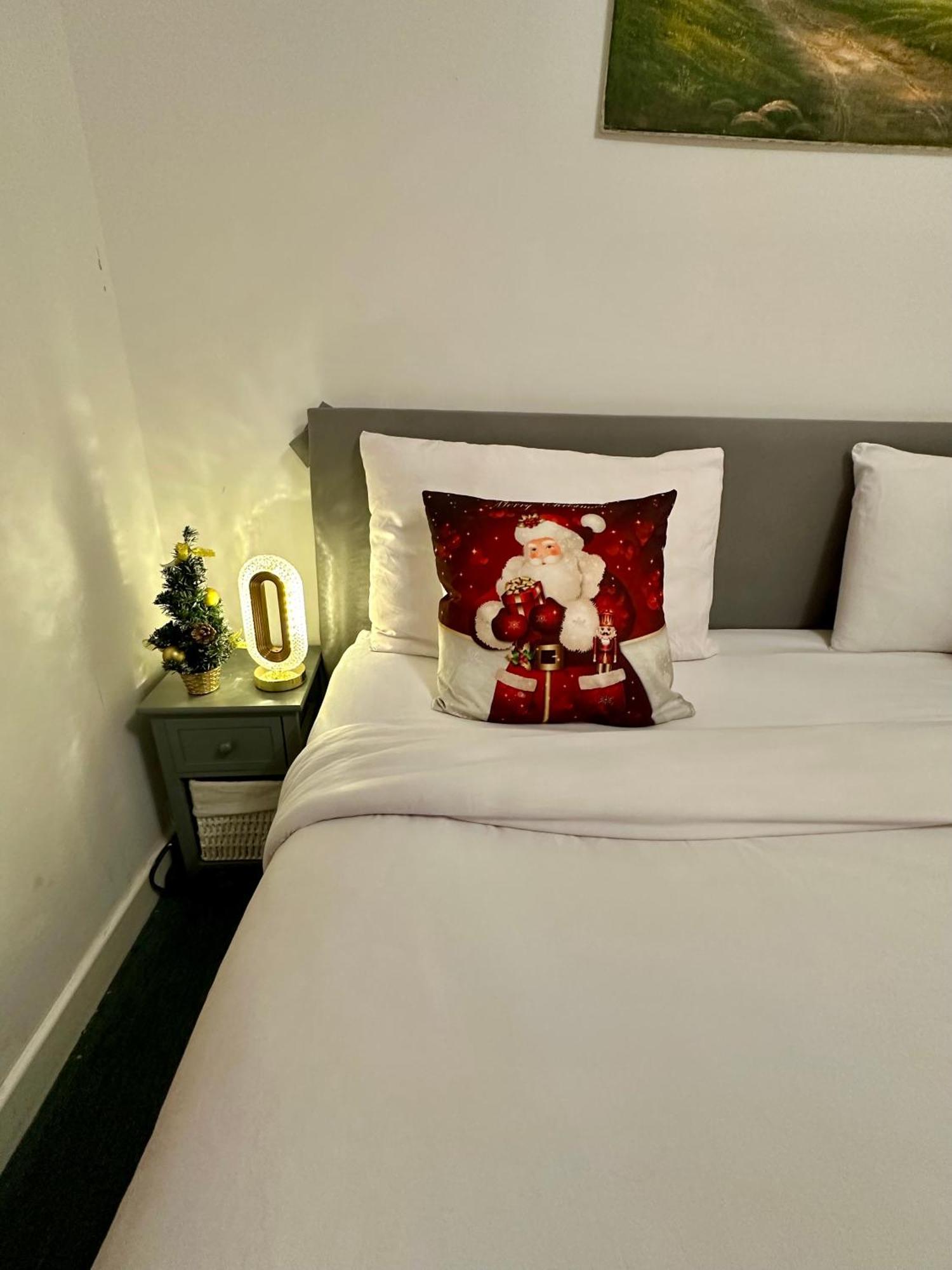 London 2 Bed 2 Bath Apartment Holiday Home - Free Parking - 3Min Walk To The Train Station - 19Min To London Liverpool Street 5Min To Victoria Line 1Gb Broadband Super Fast Internet Ground Floor 100S Of Shops Restaurants Bakeries 24-Hour Asda Superst エクステリア 写真
