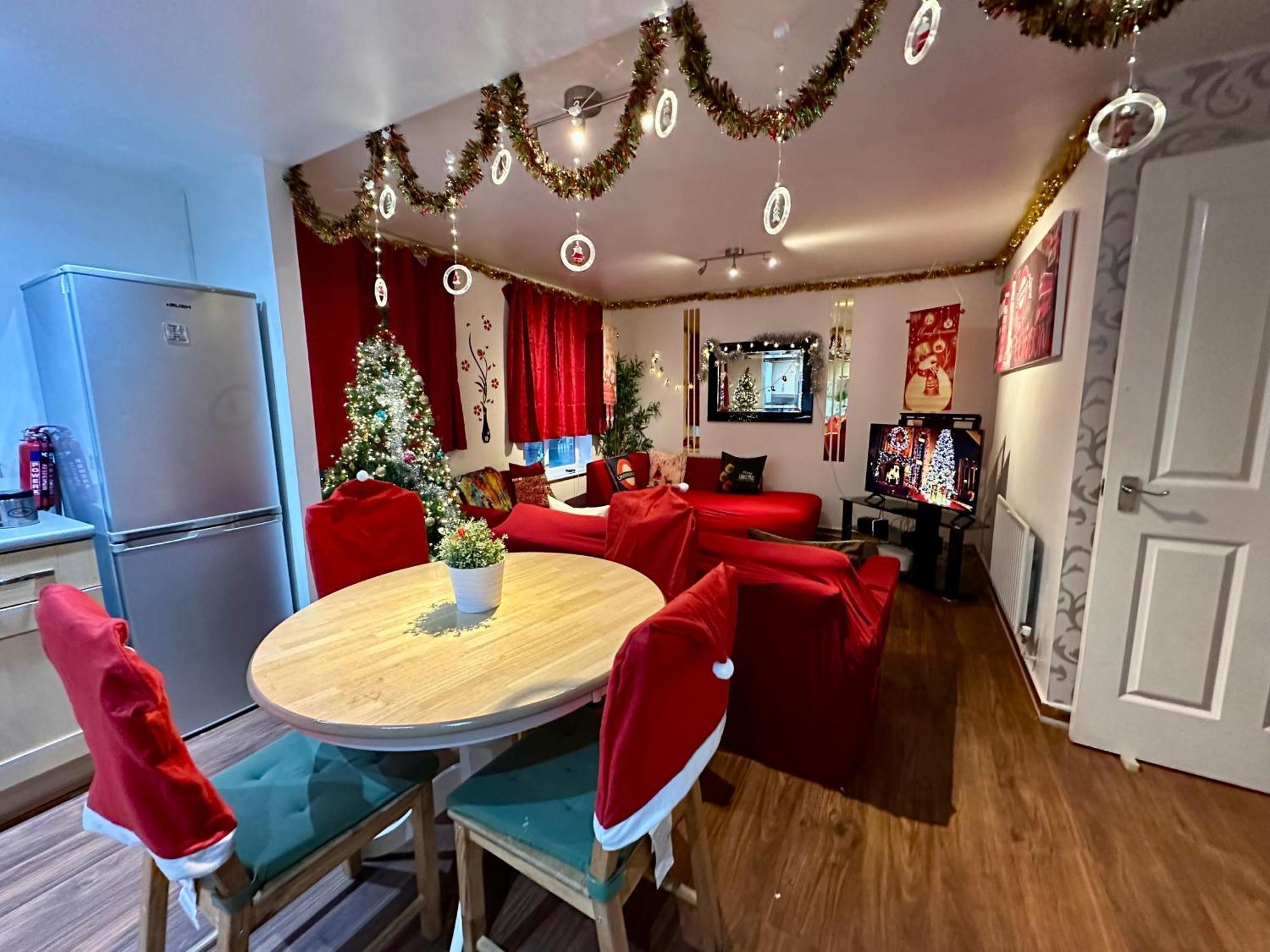 London 2 Bed 2 Bath Apartment Holiday Home - Free Parking - 3Min Walk To The Train Station - 19Min To London Liverpool Street 5Min To Victoria Line 1Gb Broadband Super Fast Internet Ground Floor 100S Of Shops Restaurants Bakeries 24-Hour Asda Superst エクステリア 写真