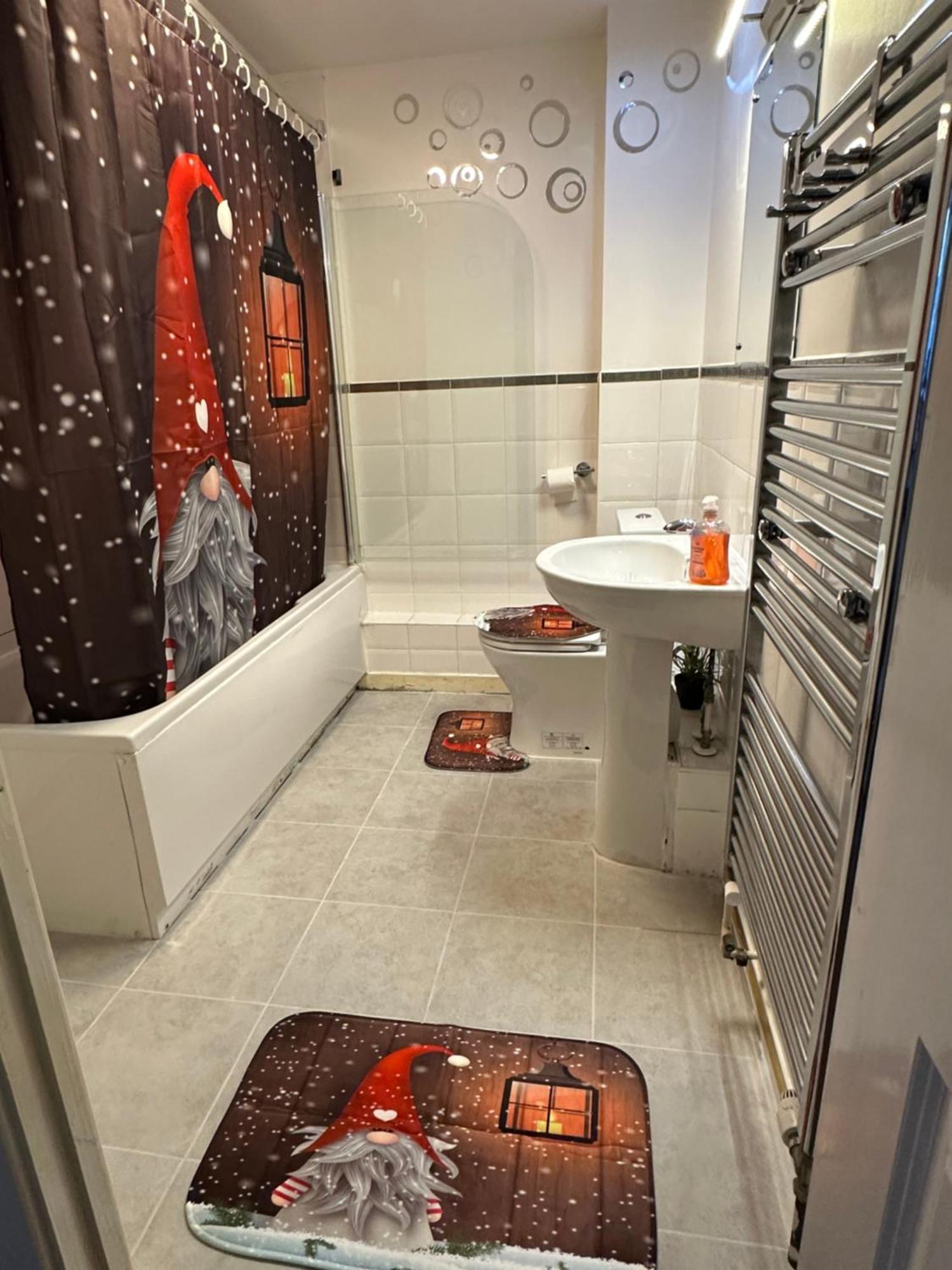 London 2 Bed 2 Bath Apartment Holiday Home - Free Parking - 3Min Walk To The Train Station - 19Min To London Liverpool Street 5Min To Victoria Line 1Gb Broadband Super Fast Internet Ground Floor 100S Of Shops Restaurants Bakeries 24-Hour Asda Superst エクステリア 写真
