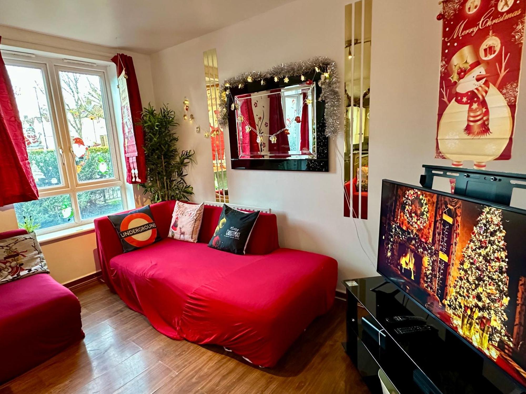 London 2 Bed 2 Bath Apartment Holiday Home - Free Parking - 3Min Walk To The Train Station - 19Min To London Liverpool Street 5Min To Victoria Line 1Gb Broadband Super Fast Internet Ground Floor 100S Of Shops Restaurants Bakeries 24-Hour Asda Superst エクステリア 写真