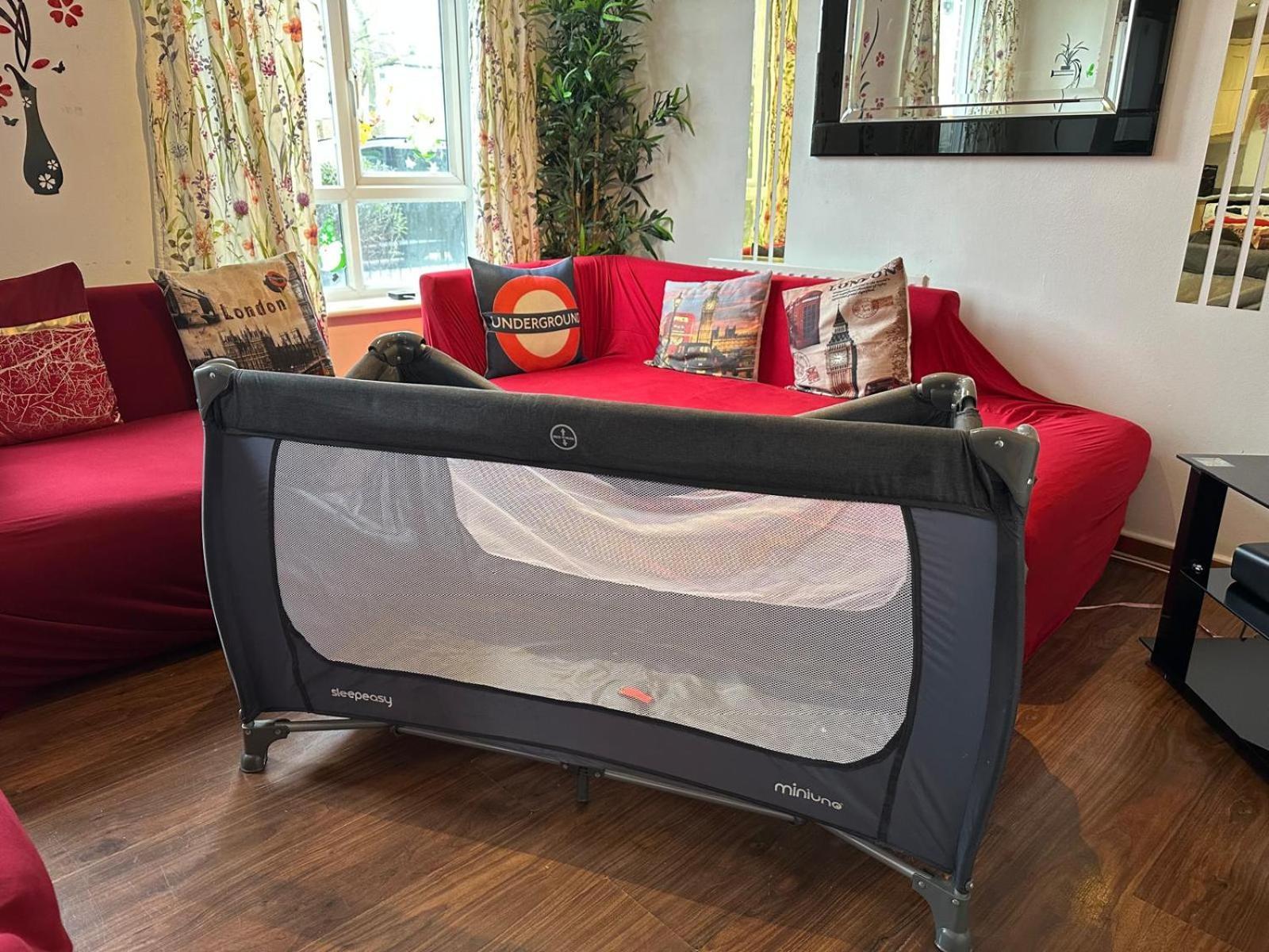 London 2 Bed 2 Bath Apartment Holiday Home - Free Parking - 3Min Walk To The Train Station - 19Min To London Liverpool Street 5Min To Victoria Line 1Gb Broadband Super Fast Internet Ground Floor 100S Of Shops Restaurants Bakeries 24-Hour Asda Superst エクステリア 写真
